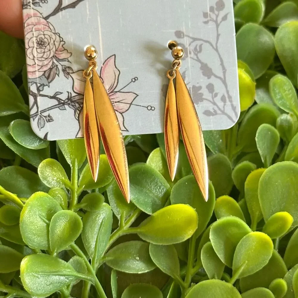 BOGO FREE VTG 90’s gold post dangly earrings